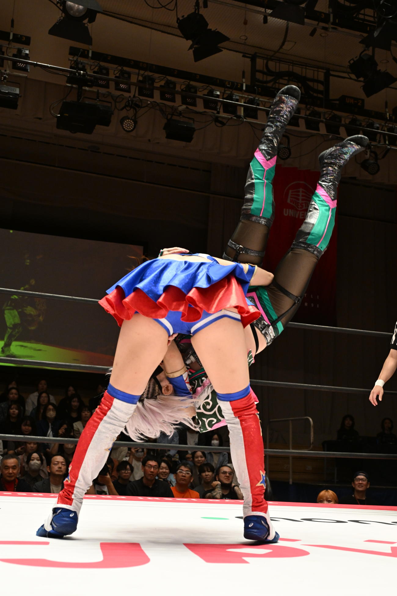 ハイパーミサヲを攻める荒井優希（東京女子プロレス提供）