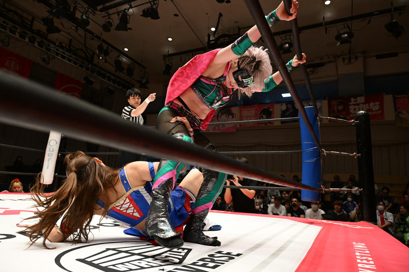 荒井優希とハイパーミサヲのロープ際の攻防（東京女子プロレス提供）