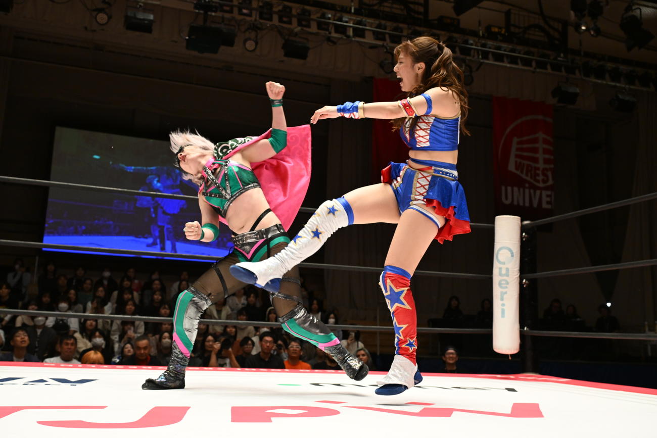 ハイパーミサヲにFinallyを見舞う荒井優希（東京女子プロレス提供）