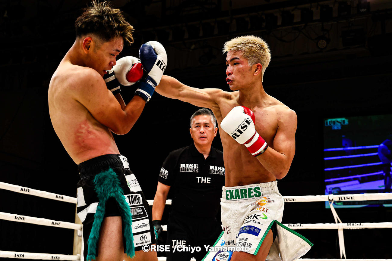 強烈な右ストレートを翔にヒットさせる大森隆之介（右）（C）RISE