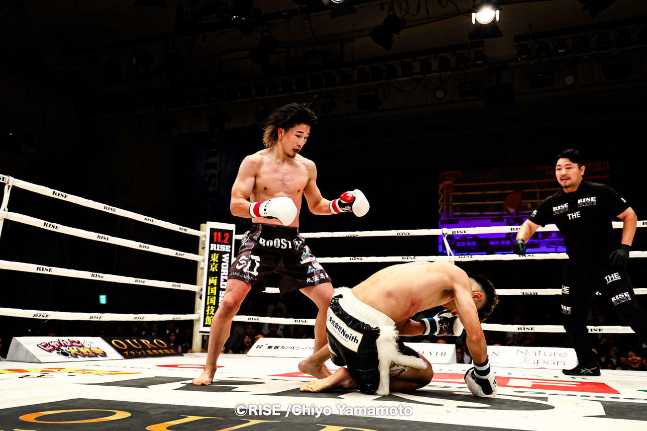 1回にダウンを奪う梅井泰成（左）（C）RISE