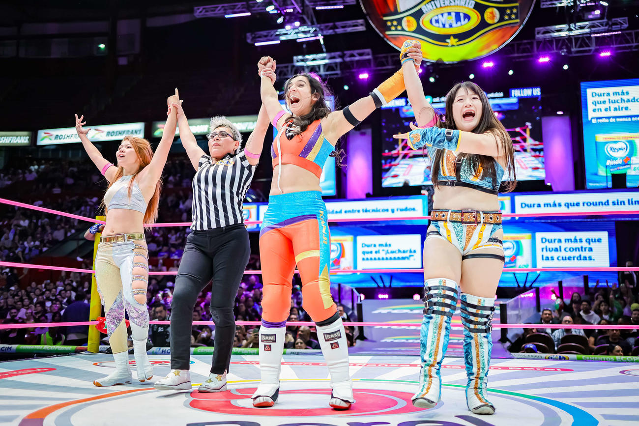 勝利をよろこぶ（左から）葉月、（レフェリー）、カンジ、コグマ（C)CMLL／Alexis Salazar