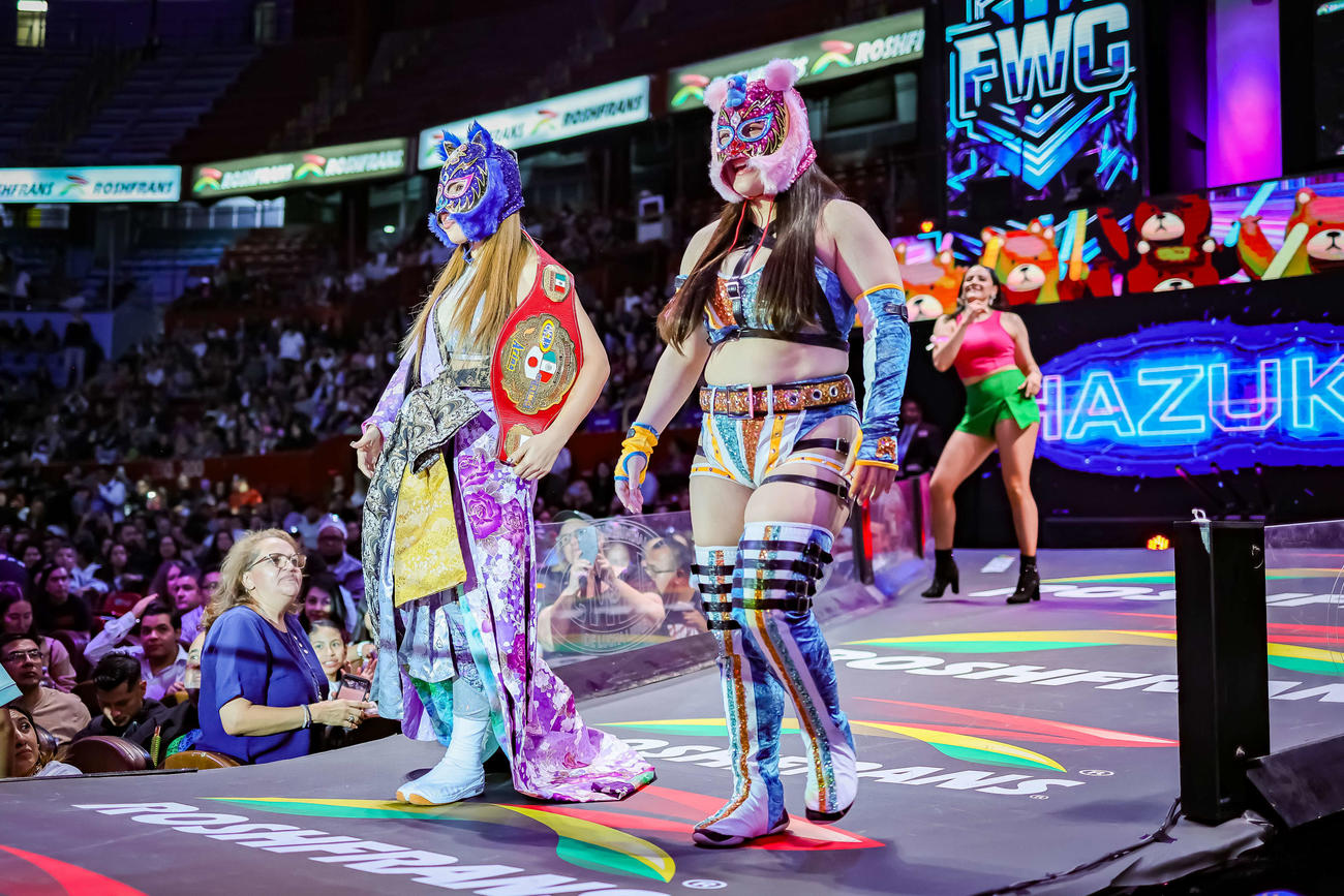 マスクをかぶって入場した葉月（左）とコグマ（C)CMLL／Alexis Salazar