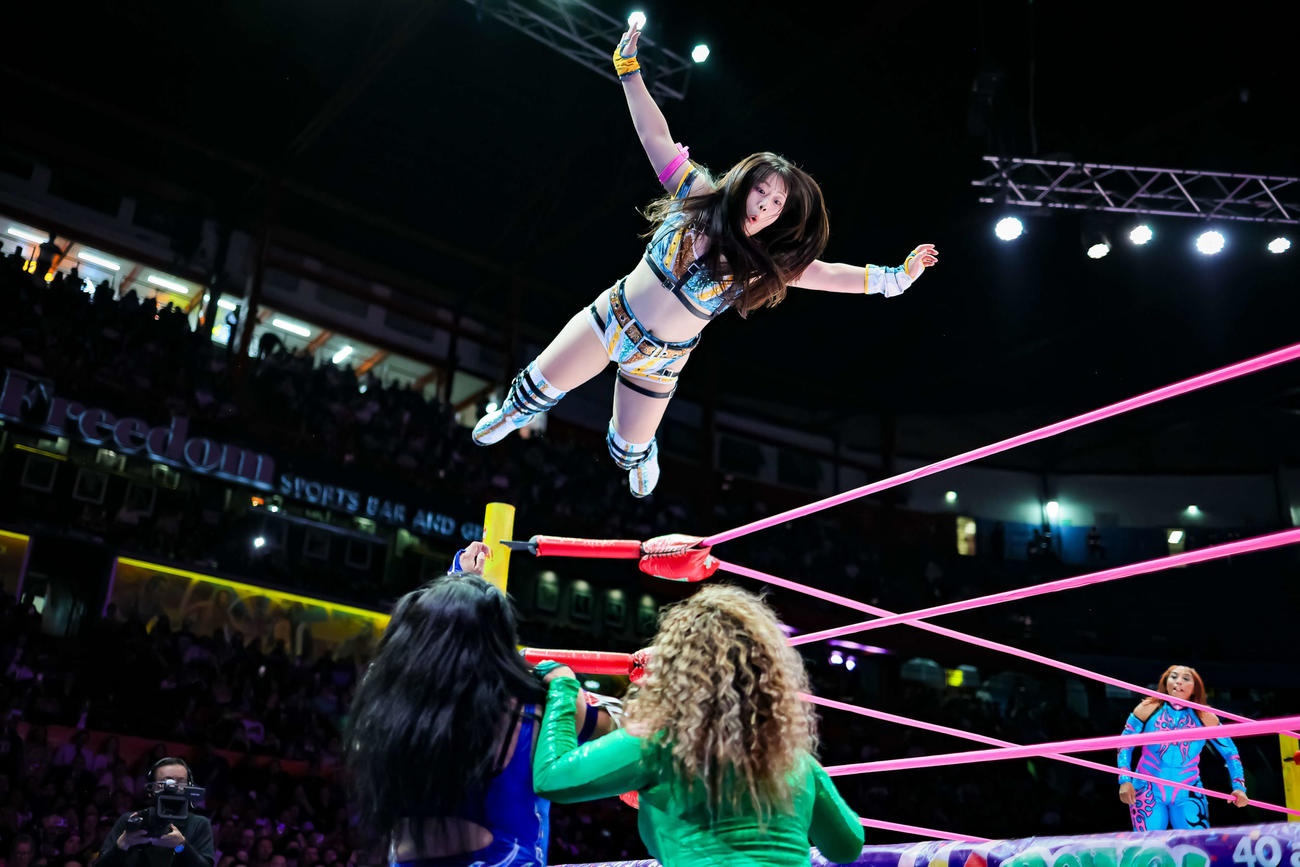 場外へプランチャで飛ぶコグマ（C)CMLL／Alexis Salazar