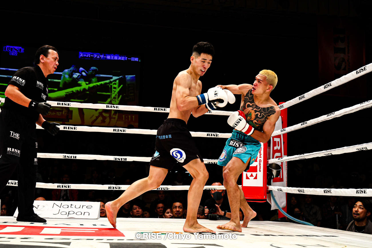 強烈な右でダウンを奪ったパヌワット（右）（C）RISE