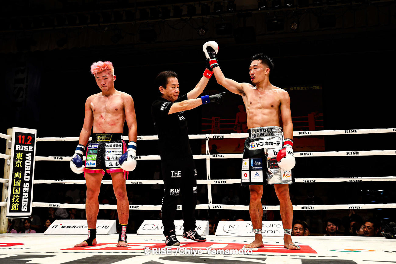 激闘の末に常陸飛雄馬（右）がGUMPを判定で下した（C）RISE