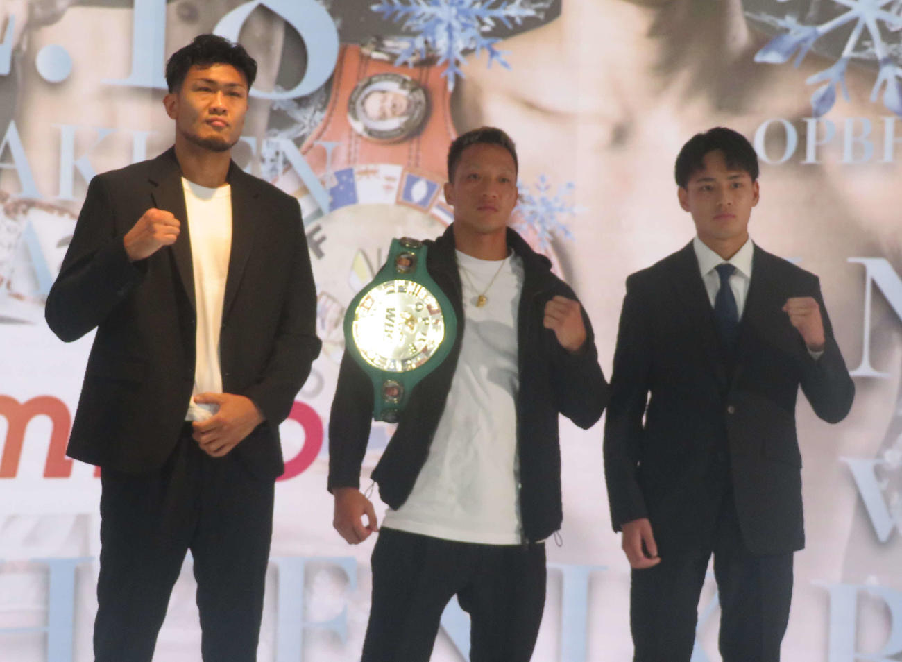 会見に登場した東京五輪ミドル級代表の森脇唯人（左端）、東洋太平洋スーパーバンタム級王者中嶋一輝、アマ7冠の「モンスター2世」坂井優太