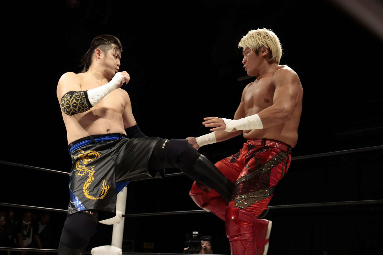 2人で合計77発の壮絶蹴り合いを演じた橋本大地（左）と拳王（C）プロレスリング・ノア