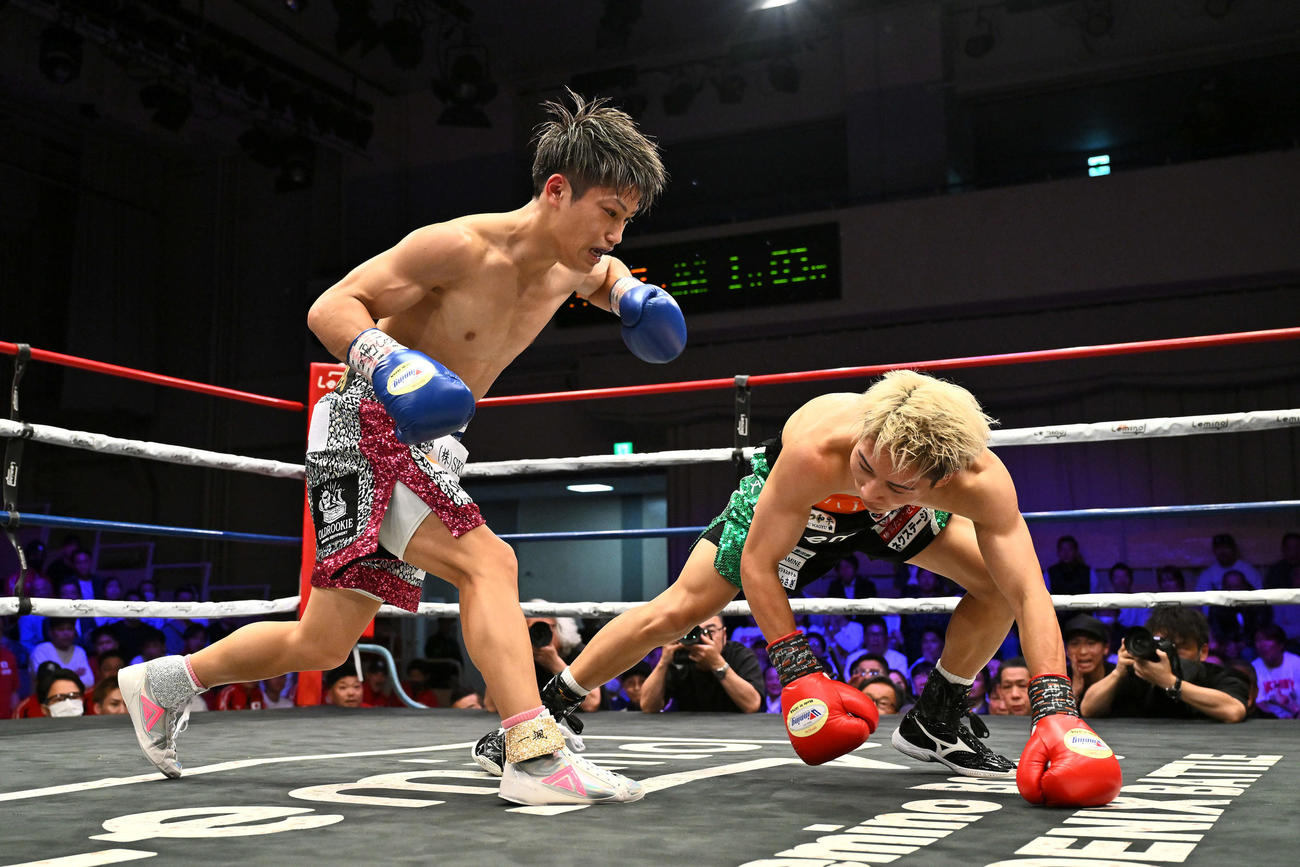 3回、坂田（左）は荒竹からダウンを奪う（撮影・滝沢徹郎）