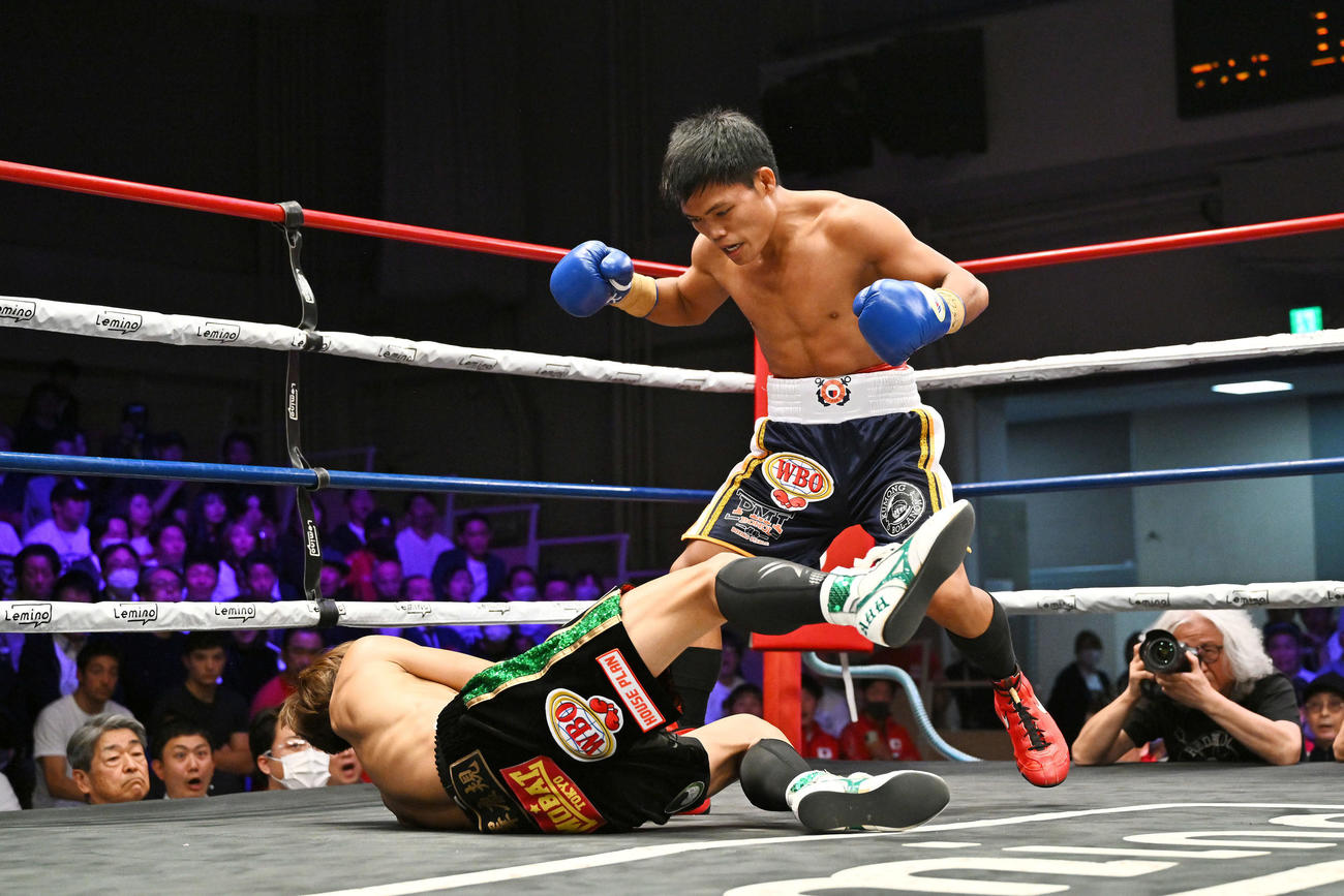 1回、北野（下）はジョセフ・スマボンからダウンを奪われる（撮影・滝沢徹郎）