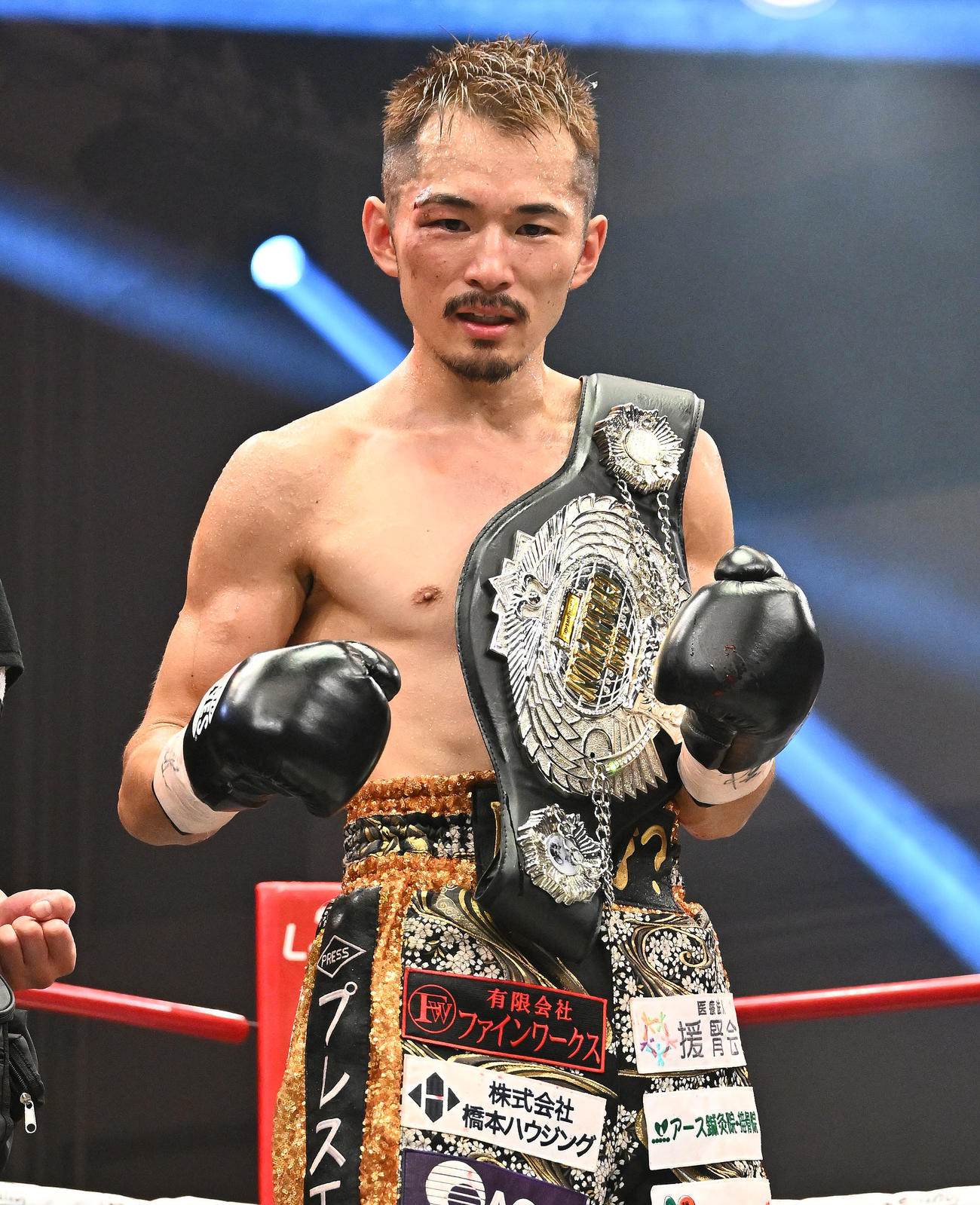 防衛に成功し記念撮影する阿部（撮影・滝沢徹郎）