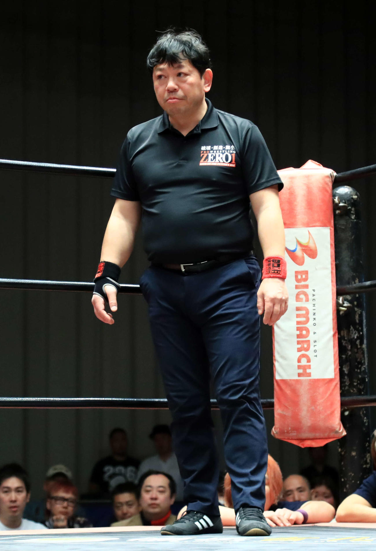 ゼロワン旗揚げ18周年記念大会でレフェリーを務める笹崎勝巳さん（2019年3月3日撮影）
