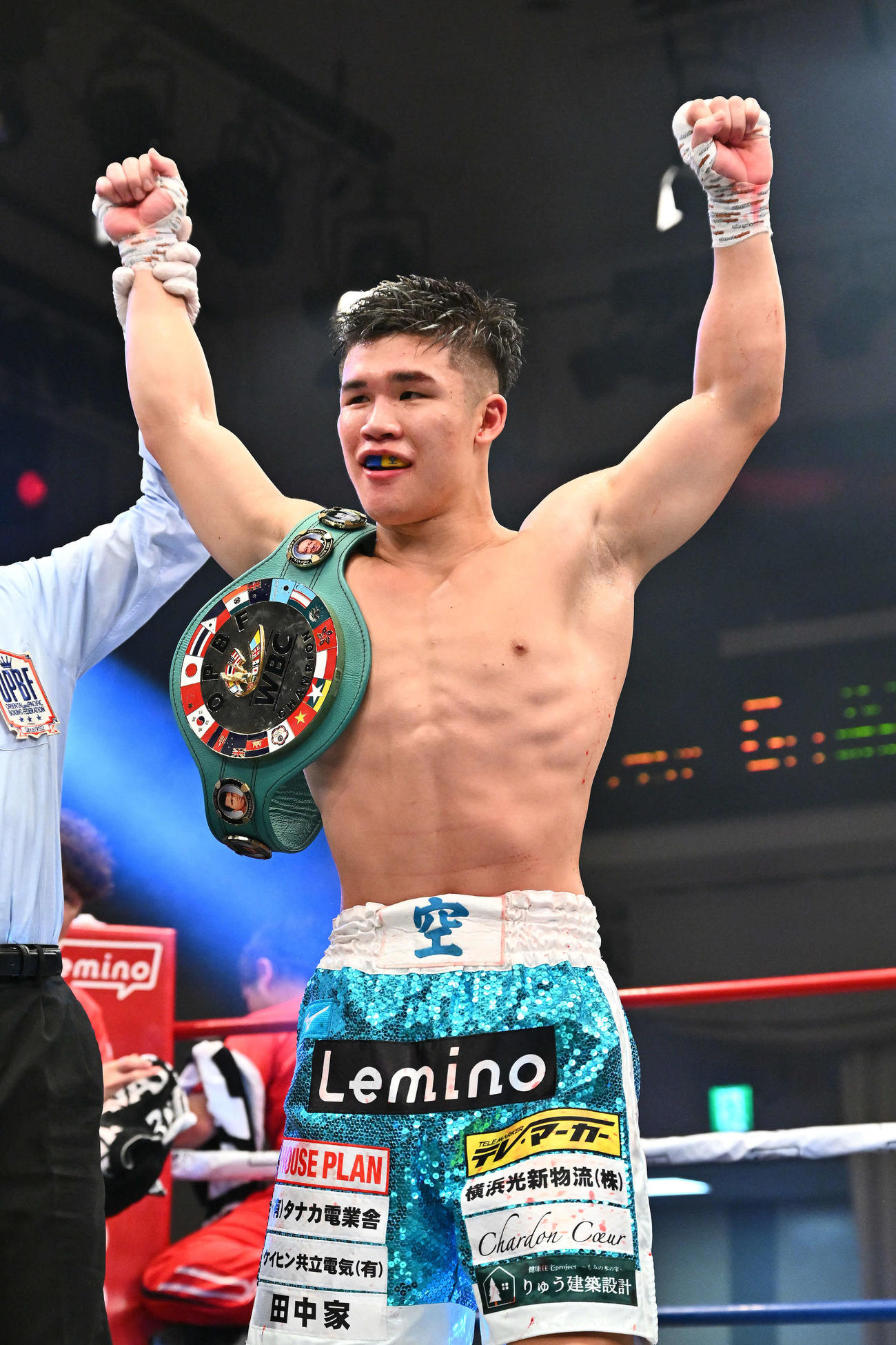 坂井を破り防衛に成功した田中は勝ち名乗りを受ける（撮影・滝沢徹郎）