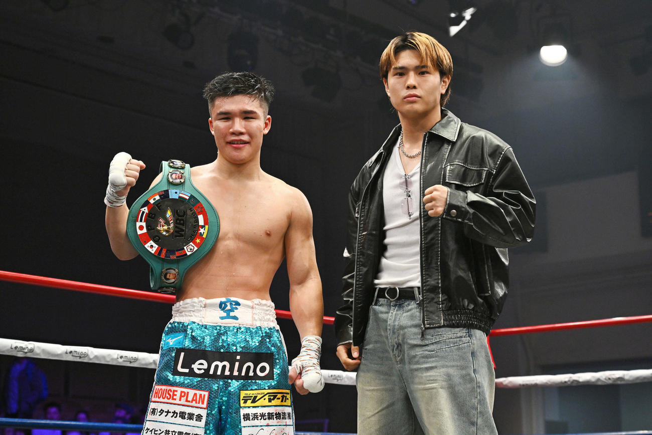 試合後、対戦を要求した佐々木（右）とポーズを決める田中（撮影・滝沢徹郎）