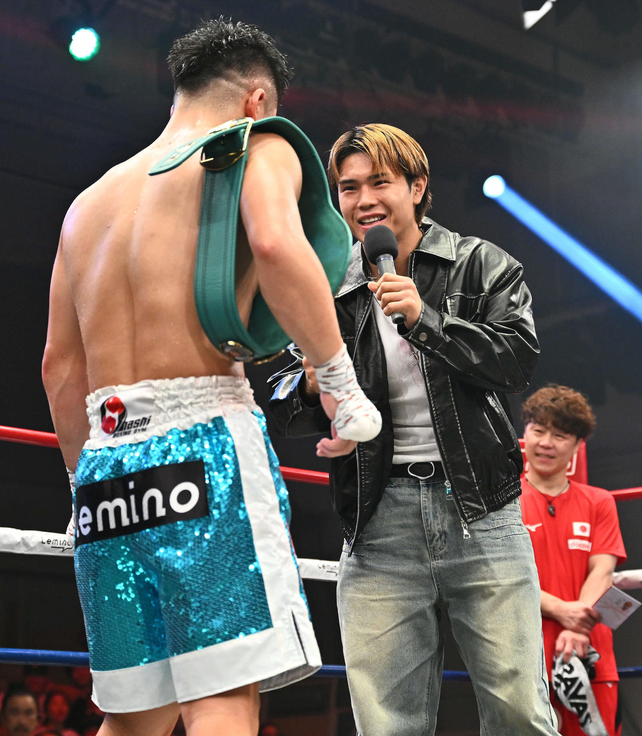 試合後、防衛に成功した田中（手前）に対戦を要求する佐々木（撮影・滝沢徹郎）