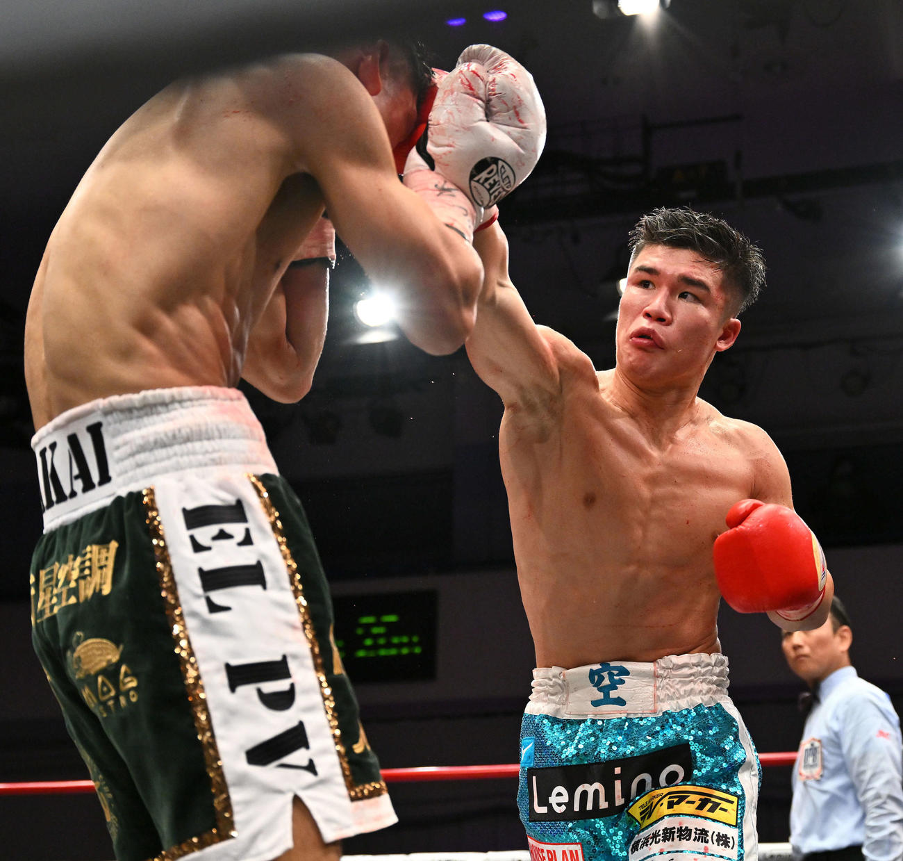6回、田中（右）は坂井にパンチを打ち込む（撮影・滝沢徹郎）