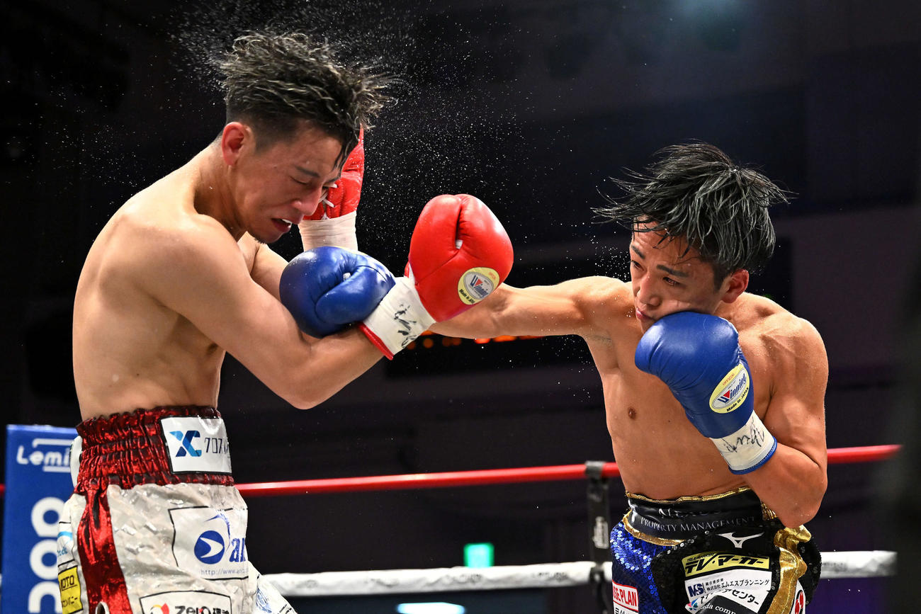 10回、森（右）は小林にパンチを打ち込む（撮影・滝沢徹郎）