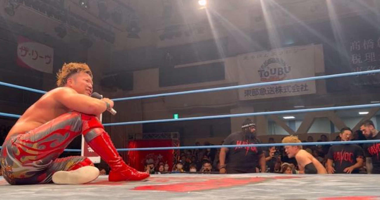 試合後のマイクで潮﨑豪に熱く語りかける宮原健斗（全日本プロレス公式Xから）