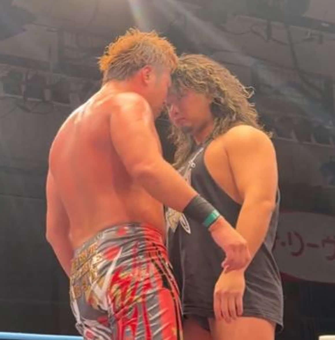 リング上でにらみ合った宮原健斗（左）と大森北斗（全日本プロレス公式Xから）