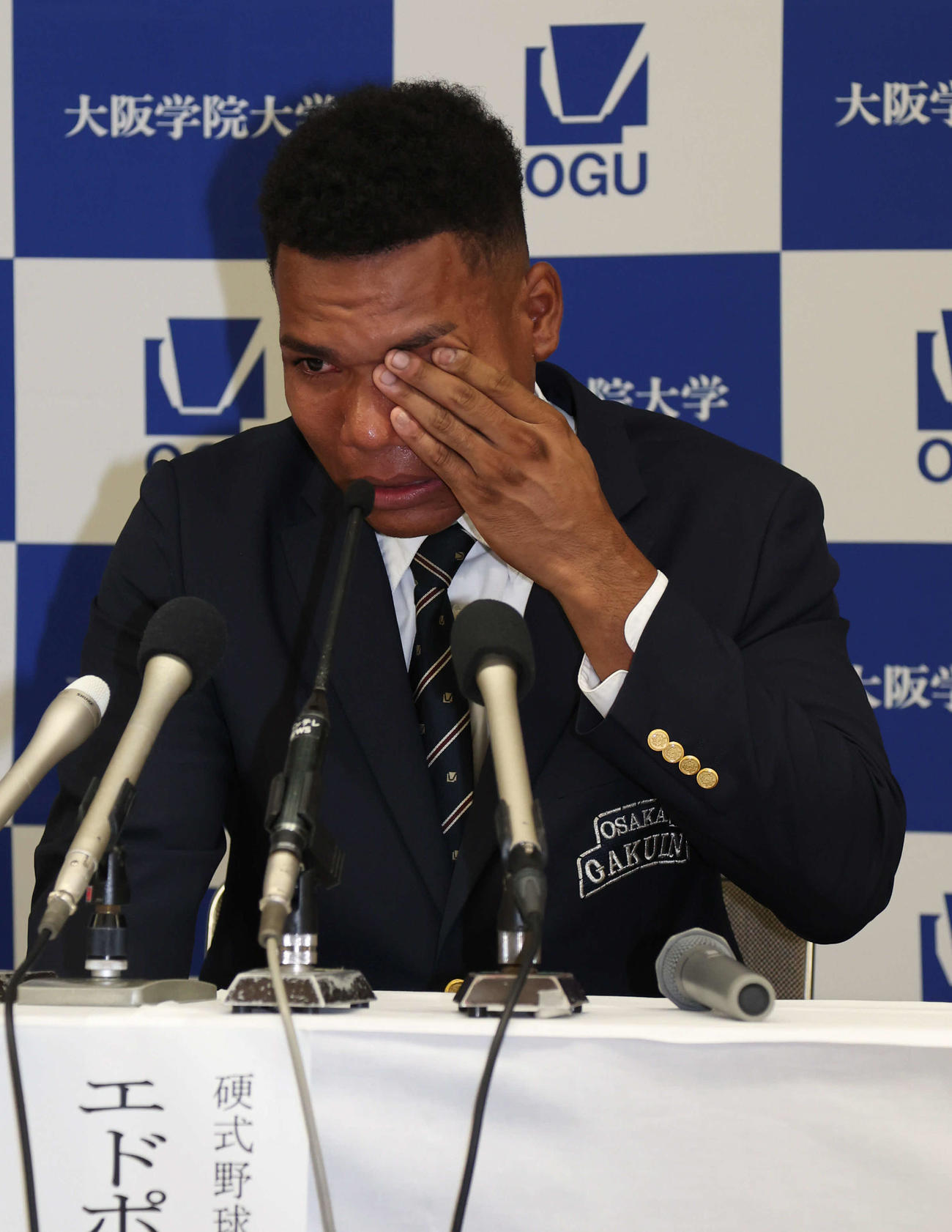 日本ハム2位の大阪学院大エドポロ・ケインは4年前の指名漏れを思い出し涙を流す（撮影・西尾就之）