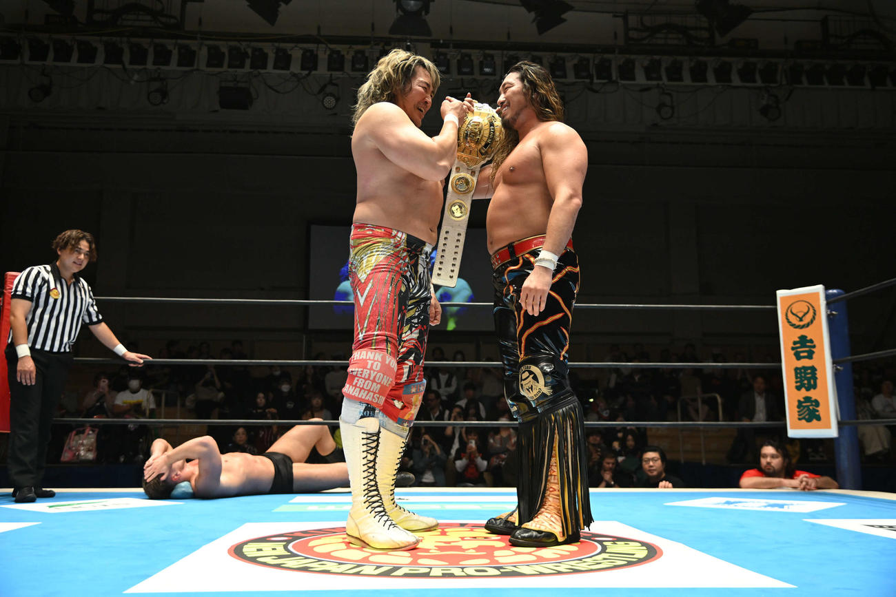 試合後、フェイスオフする棚橋弘至（左）と辻陽太（C）新日本プロレス
