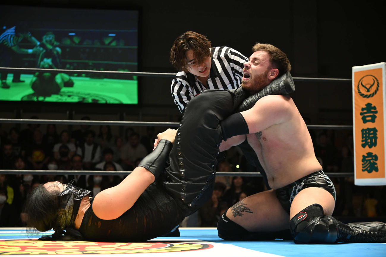 イタリアンストレッチNo.32でヤングを締め上げるDOUKI（C）新日本プロレス