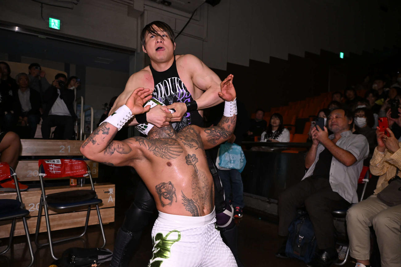 テンプラリオのマスクをはごうとするSHO（C）新日本プロレス