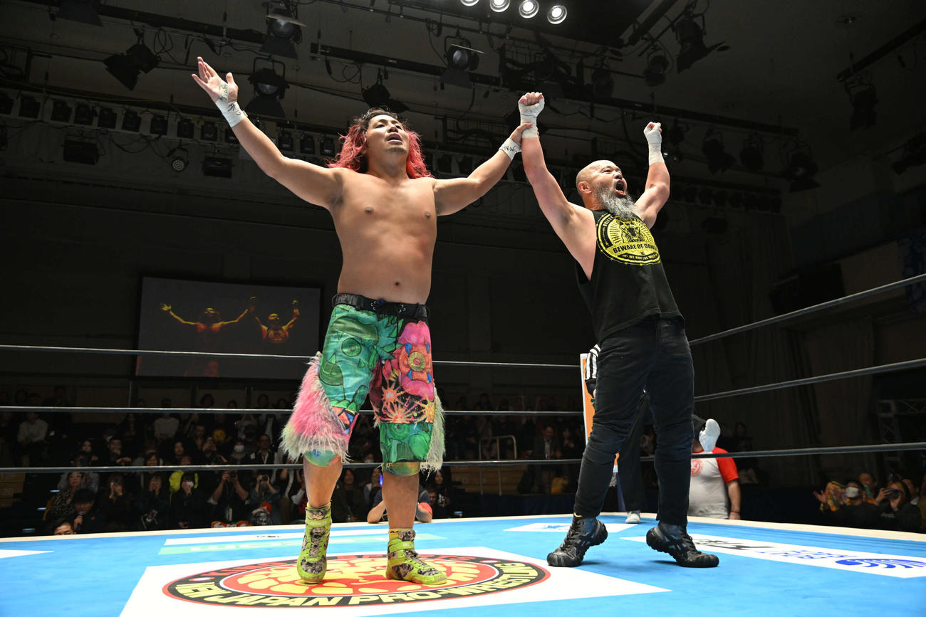 勝利した高橋ヒロム＆外道（右）（C）新日本プロレス