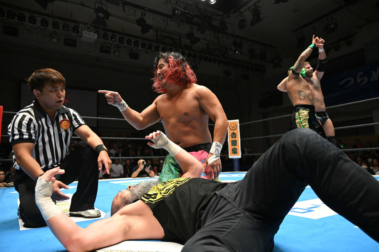 外道（手前）が3カウントを奪われた後、レフェリーに文句を言う高橋ヒロム（中央）（C）新日本プロレス