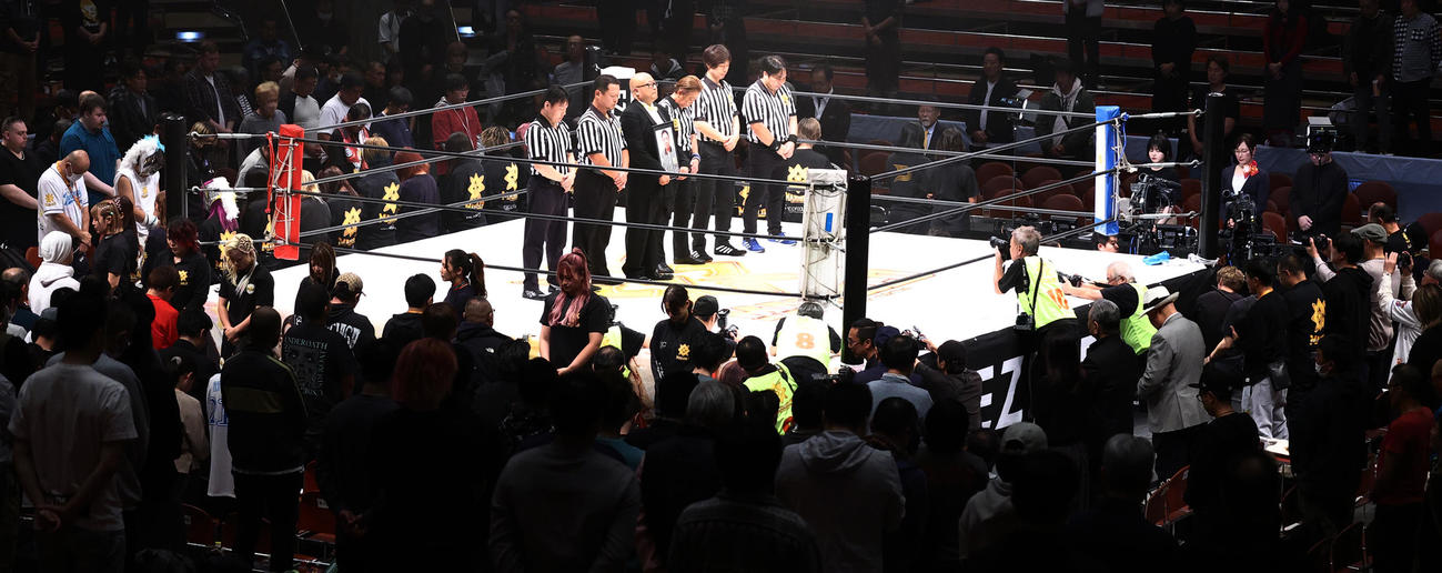 先日、熊に襲われ命を落とした笹崎勝巳さんへ10カウントで追悼するレフェリーら（撮影・中島郁夫）
