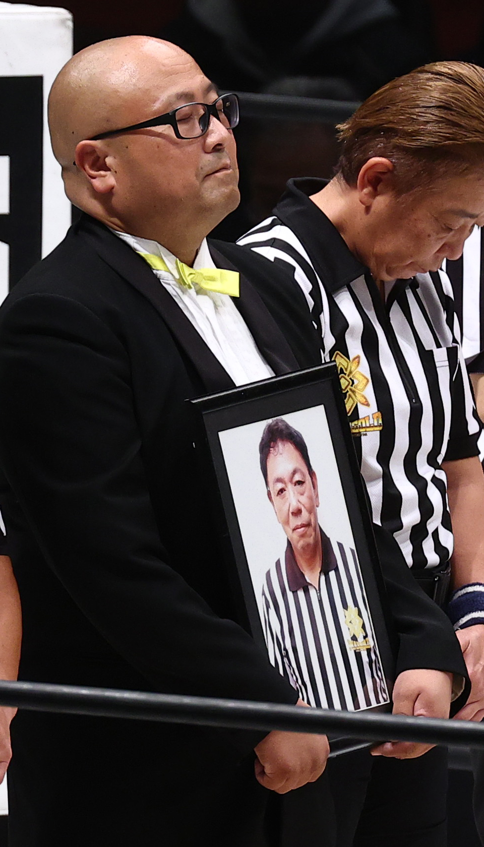 沖田リングアナウンサーが持つ笹崎勝巳さんの遺影（撮影・中島郁夫）