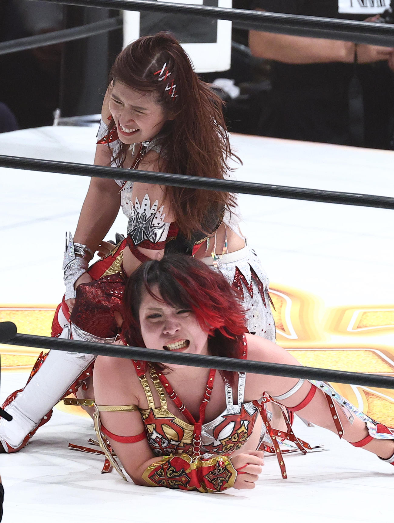 林下（下）の足を固める青野（撮影・中島郁夫）