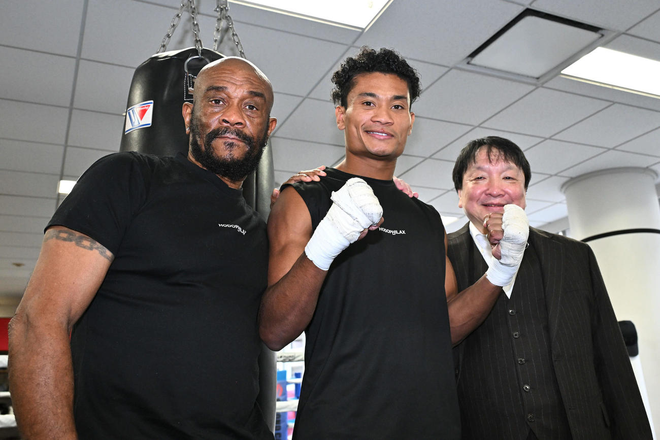 公開練習で記念撮影する平岡。左は父のジャスティス・トレーナー。右は大橋会長（撮影・滝沢徹郎）