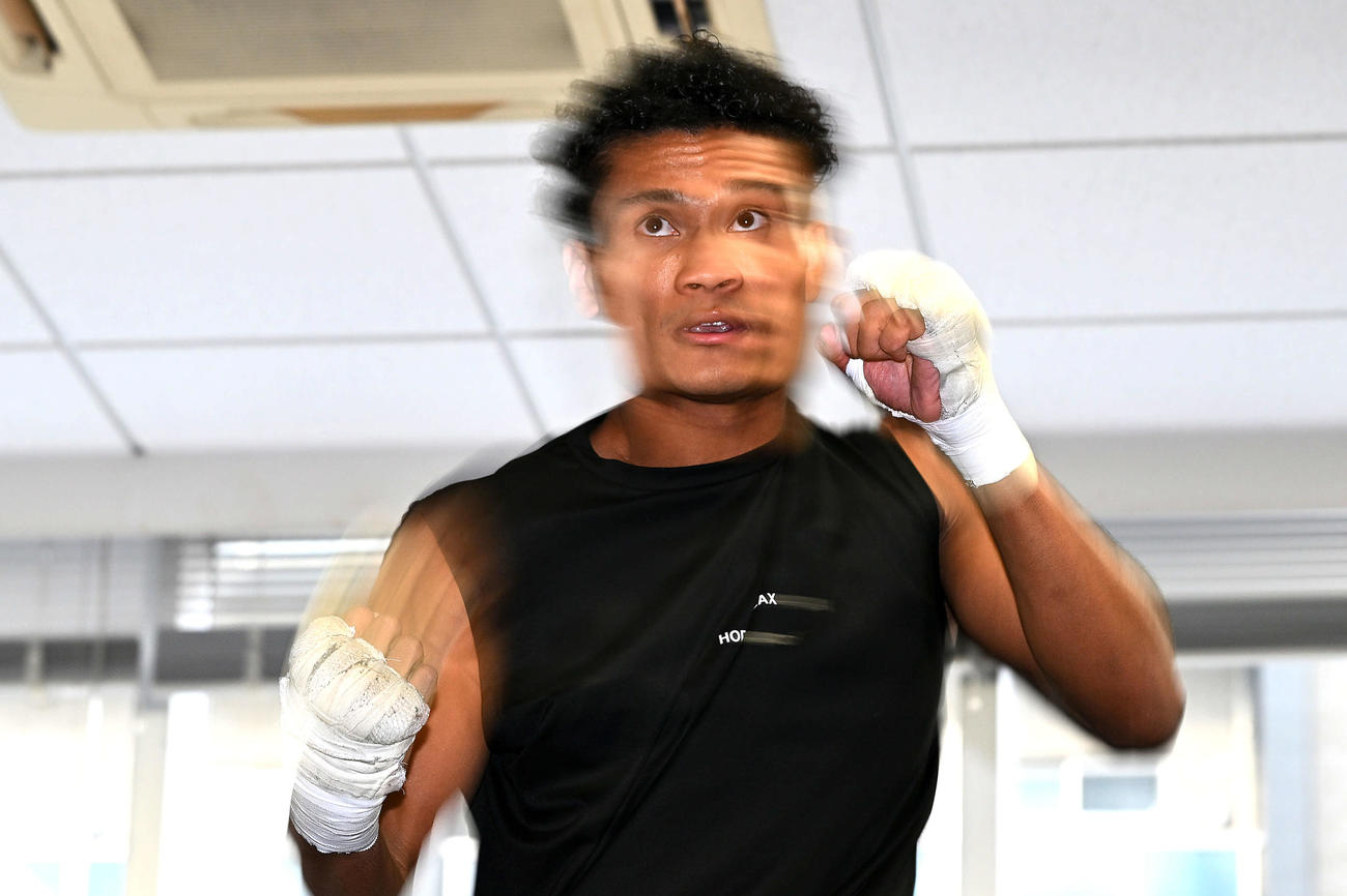 公開練習でシャドーボクシングをする平岡（撮影・滝沢徹郎）