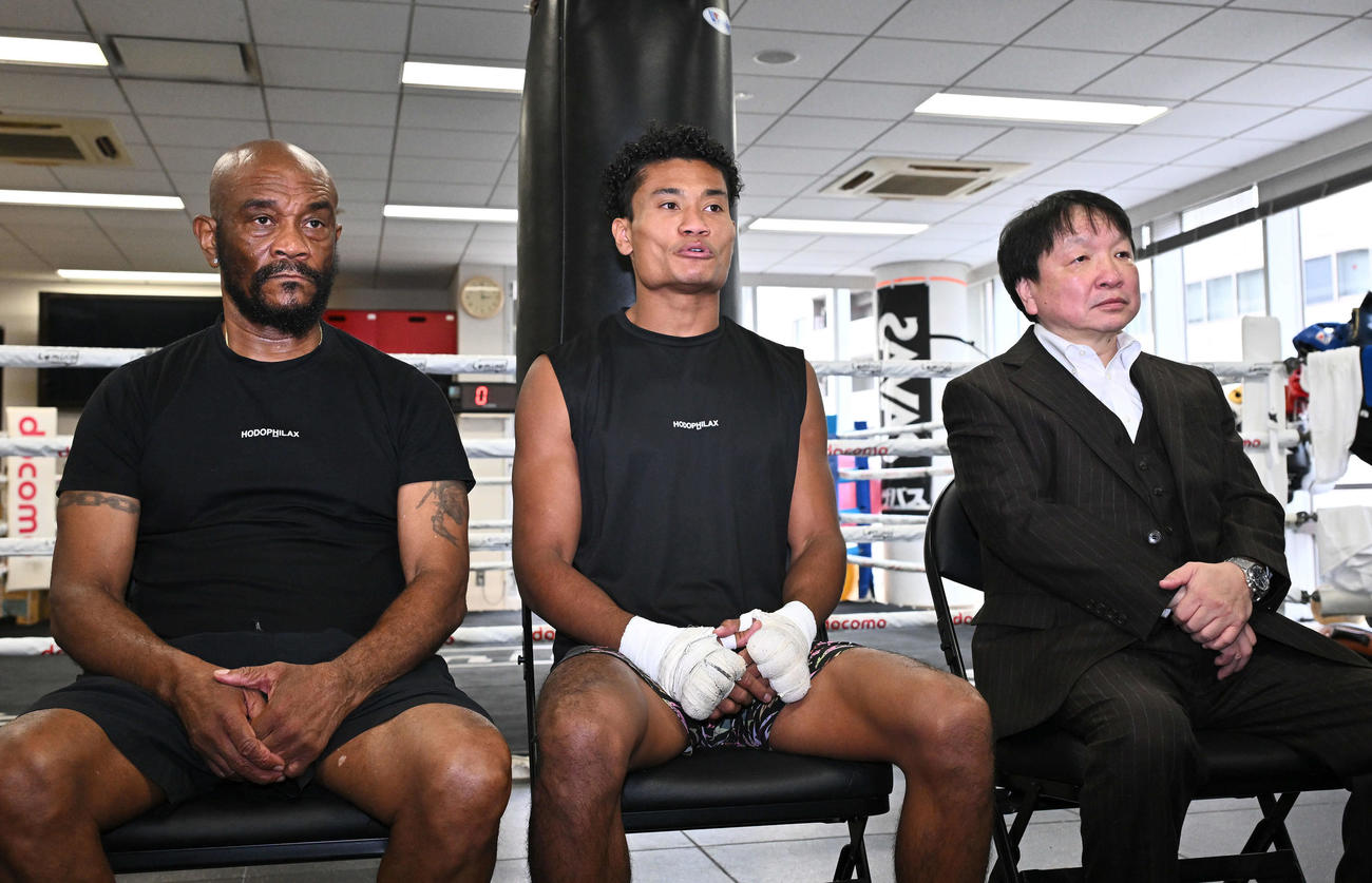 公開練習で取材に応じる平岡。左は父のジャスティス・トレーナー。右は大橋会長（撮影・滝沢徹郎）