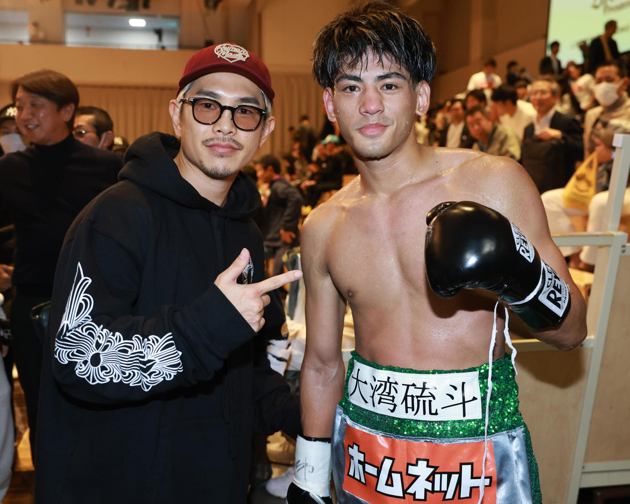 メインイベントでKO勝ちした大湾（右）をたたえる井岡（撮影・野上伸悟）
