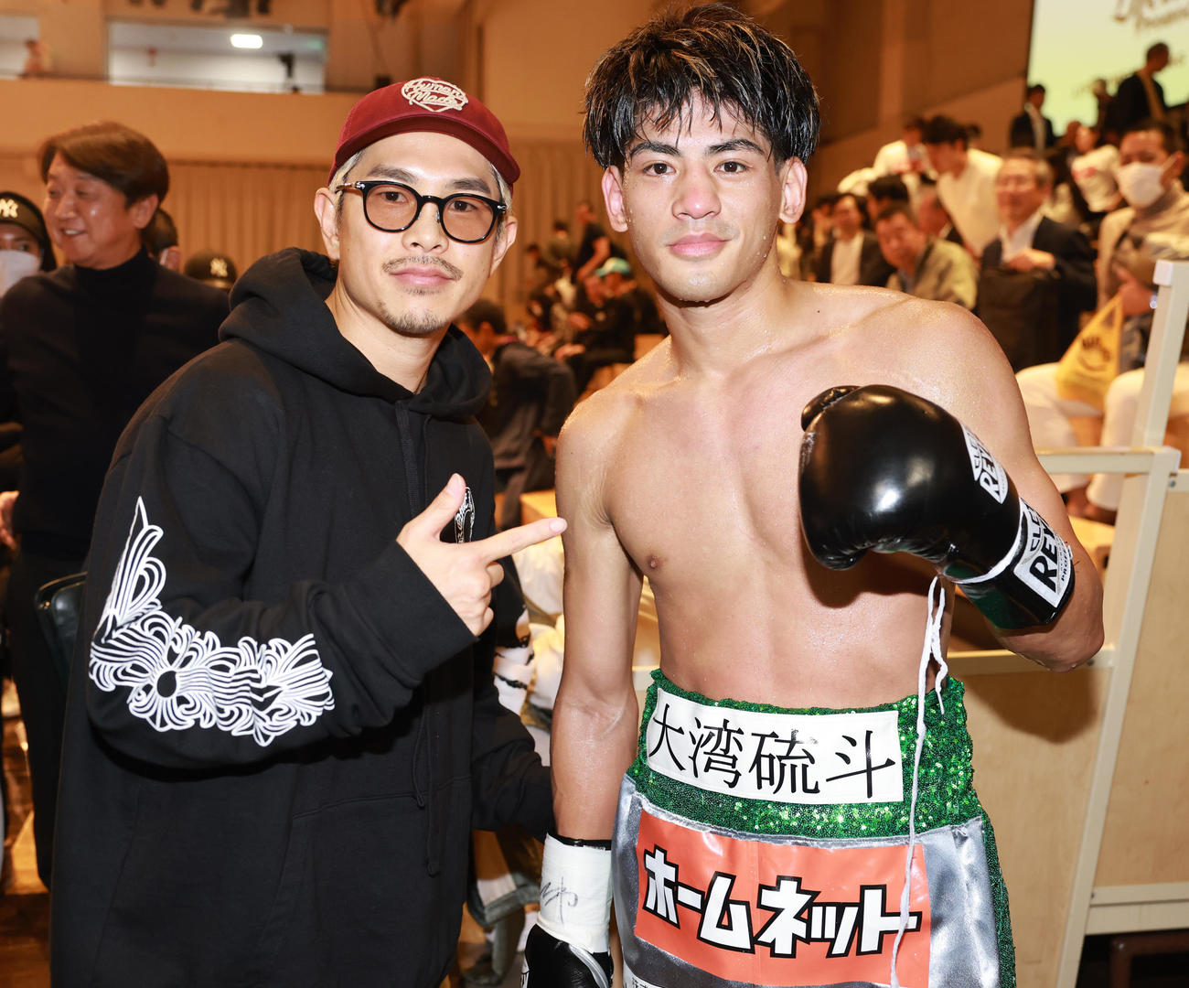 メインイベントでKO勝ちした大湾（右）をたたえる井岡（撮影・野上伸悟）