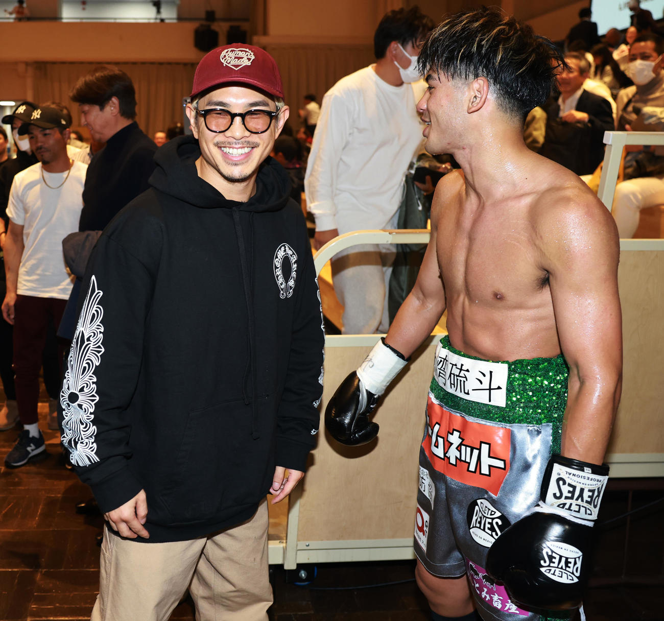 大湾（右）のKO勝ちに笑顔の井岡（撮影・野上伸悟）