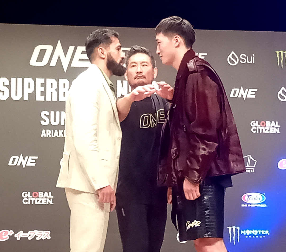 にらみ合うグレゴリアン（左）と安保瑠輝也（中央はONEチャトリCEO）（25年9月撮影）