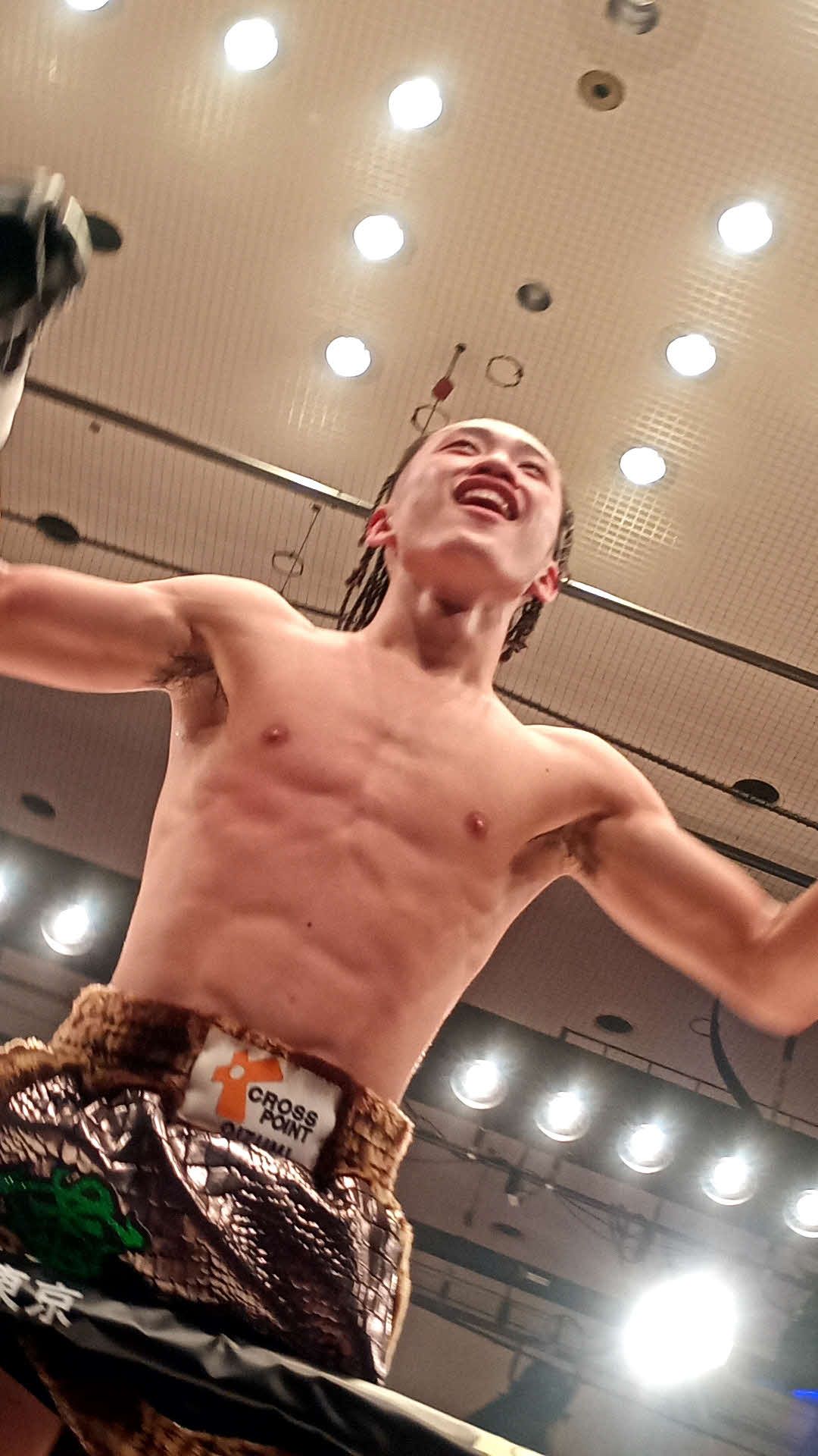 KO勝ちしてファンにアピールする渡部蕾