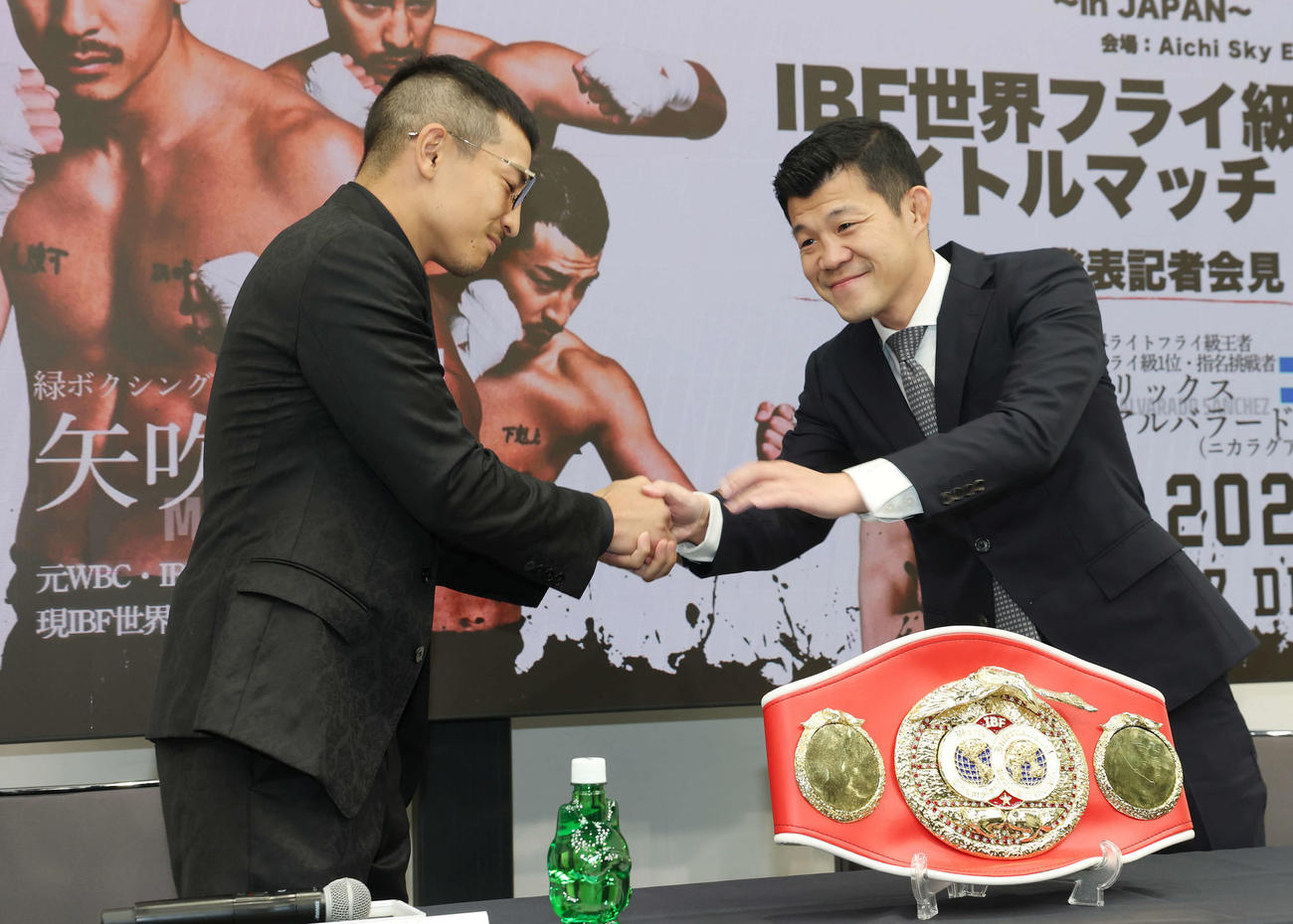 IBF世界フライ級タイトルマッチ発表記者会見で握手するIBF世界フライ級王者矢吹（左）と亀田興毅ファウンダー（撮影・宮地輝）