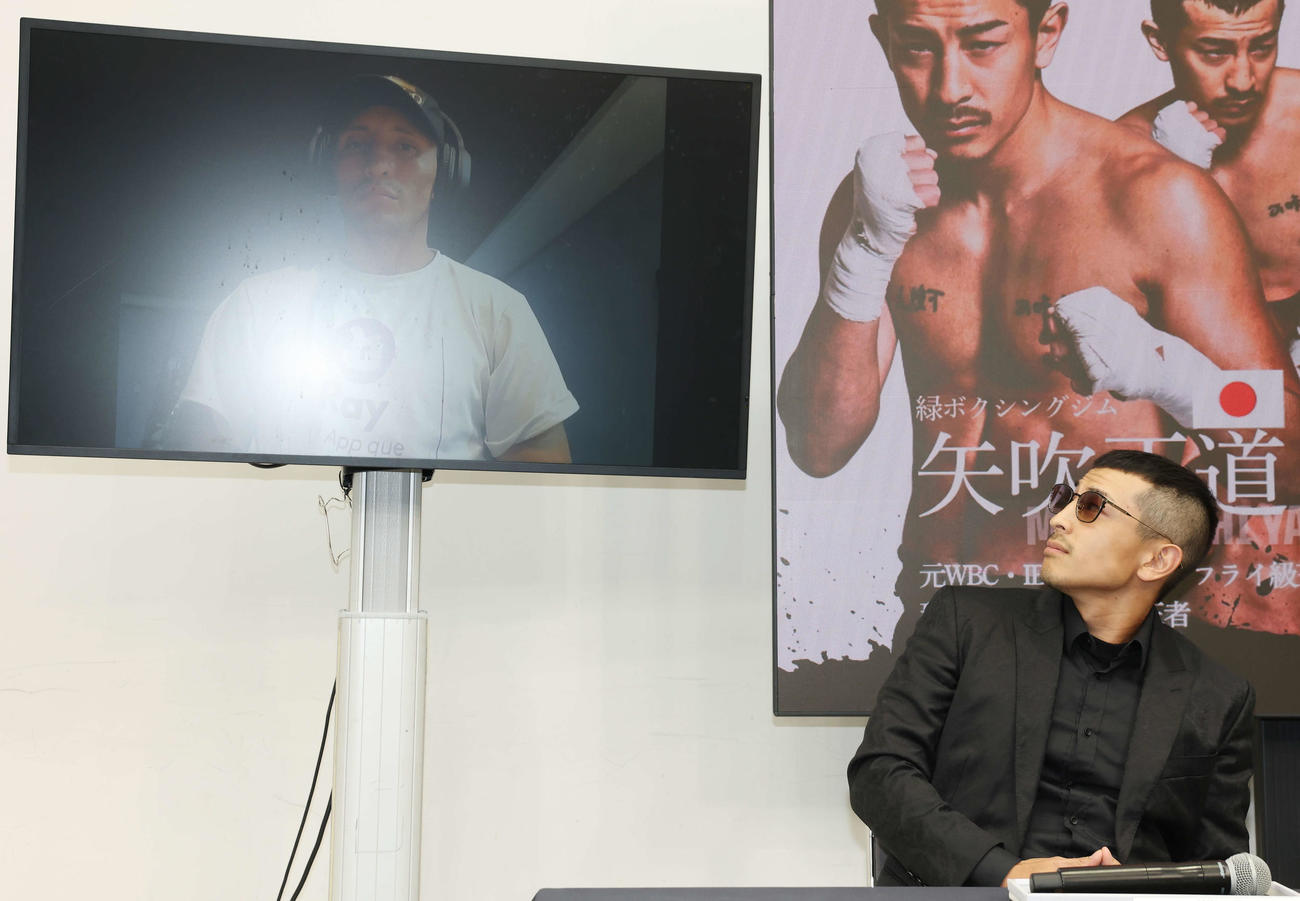 IBF世界フライ級タイトルマッチ発表記者会見に臨むアルバラード（左）とIBF世界フライ級王者矢吹（撮影・宮地輝）