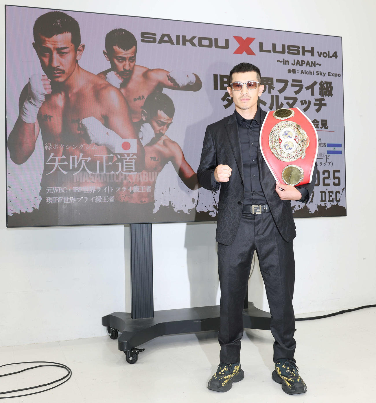 IBF世界フライ級タイトルマッチ発表記者会見でファイティングポーズをとるIBF世界フライ級王者矢吹（撮影・宮地輝）