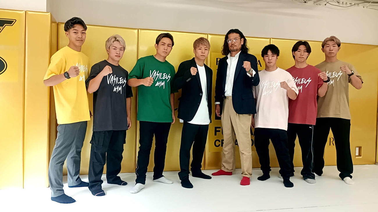 バシレウスジムに加わった（左から）歩希、晃貴、大岩龍矢、武尊、渡辺雅和トレーナー、田丸辰、黒川瑛斗、古宮晴