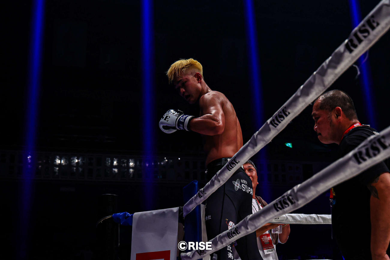 勝利後、コーナーに登ってアピールする笠原弘希（C）RISE