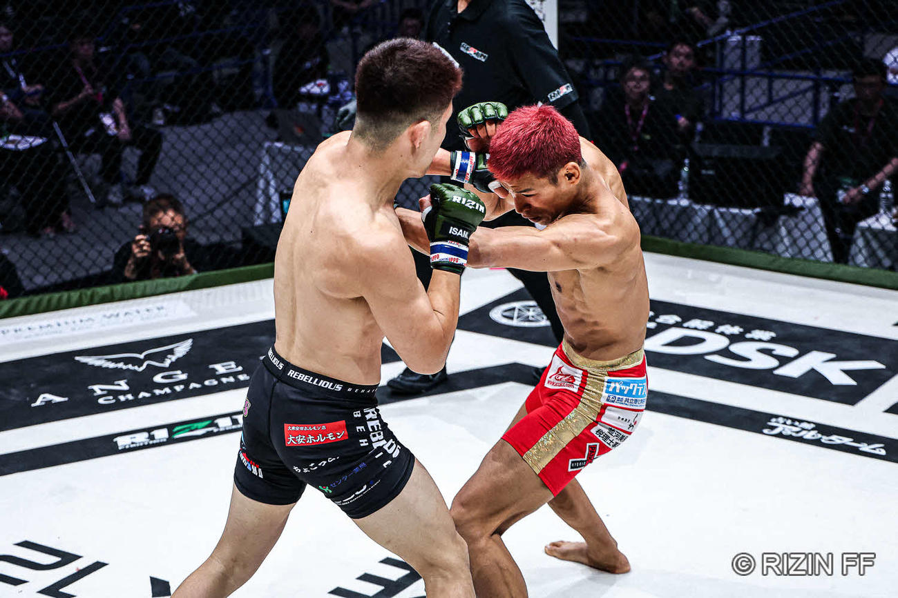 後藤のパンチを浴びる中島（右）（C）RIZIN FF