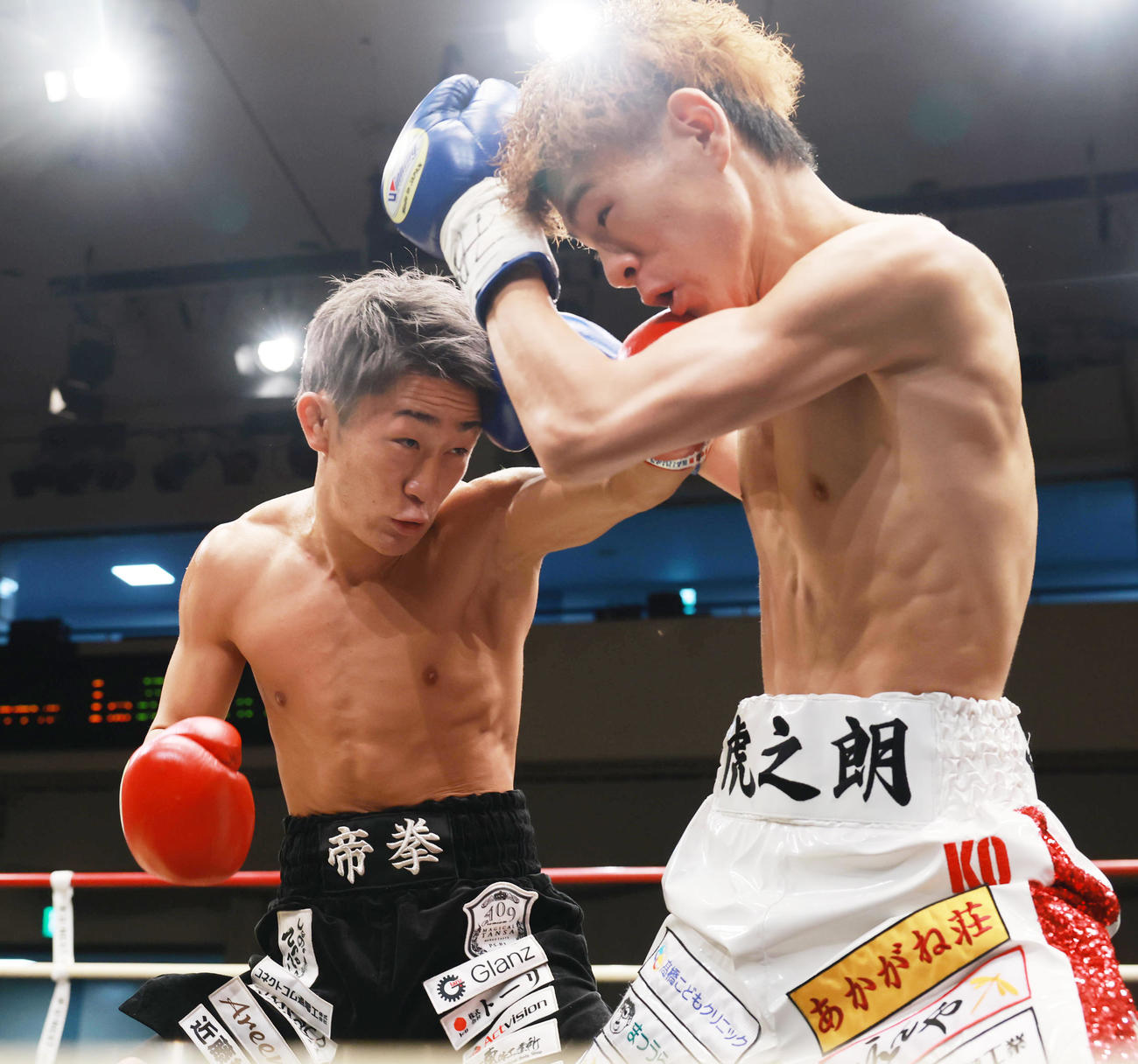 1回、国田虎之朗（右）にパンチを見舞う鈴木丈太朗（撮影・野上伸悟）