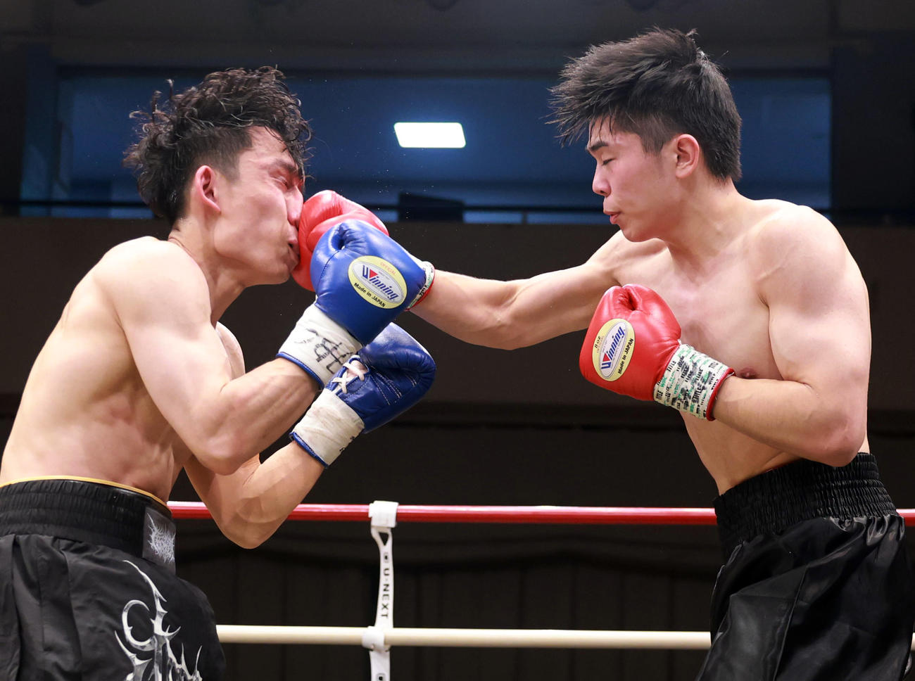 3回、劉家瑋（左）にパンチを見舞う出畑力太郎（撮影・野上伸悟）