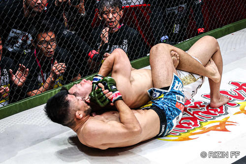 RIZIN】摩嶋一整が子供の前で有望株の木村柊也から1本「強いパパ見せ