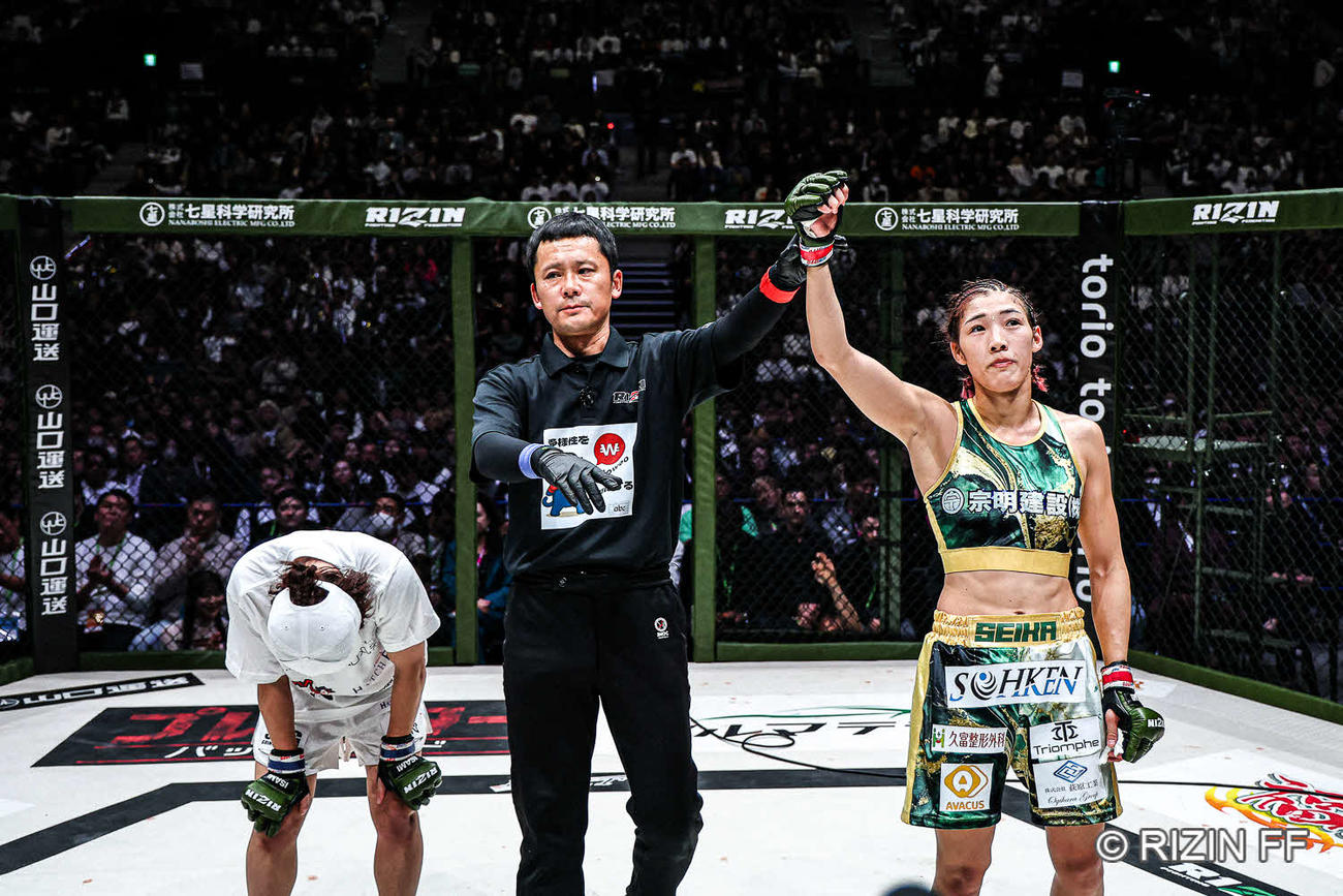 大島沙緒里を下した王者伊澤星花（右）（C）RIZIN FF